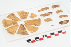 Foto von Goldfolienschwertknaufbesatz (NHMW-PRAE-024610)
